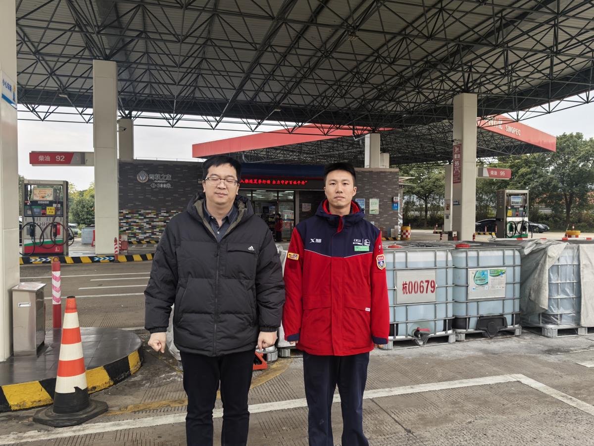 屠家歡與企業(yè)合影.jpg